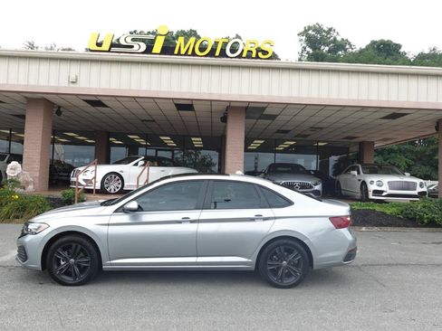 Used 2024 Volkswagen Jetta SE w/ Panoramic Sunroof Package FWD image 4