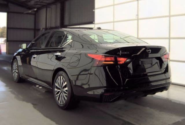 Used 2025 Nissan Altima 2.5 SV FWD image 3