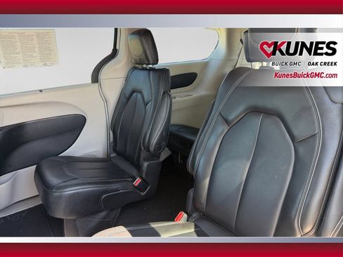 Used 2023 Chrysler Pacifica Touring-L FWD image 31
