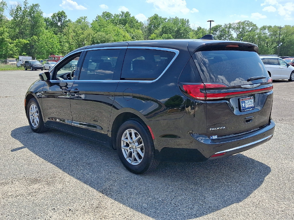 Used 2025 Chrysler Pacifica Select FWD image 8