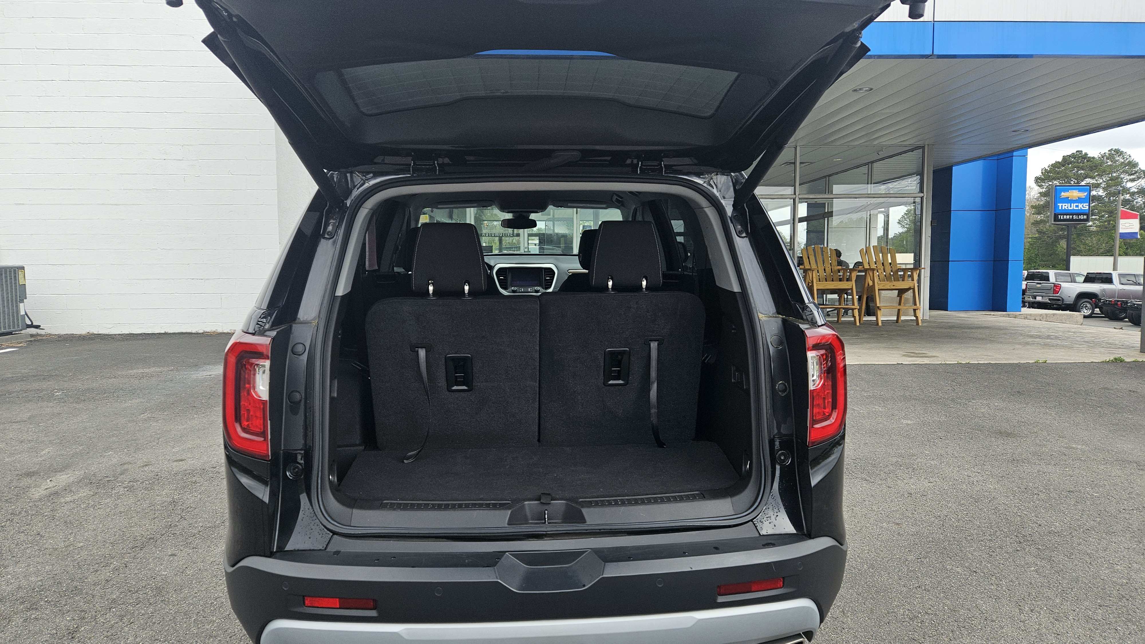 Used 2023 GMC Acadia SLE w/ Driver Convenience Package FWD image 8