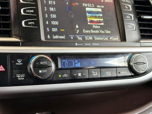Used 2019 Toyota Highlander Plus w/ Carpet Mat Package (TMS) FWD image 22
