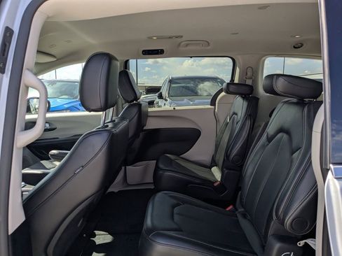 Used 2024 Chrysler Pacifica Touring-L FWD image 13