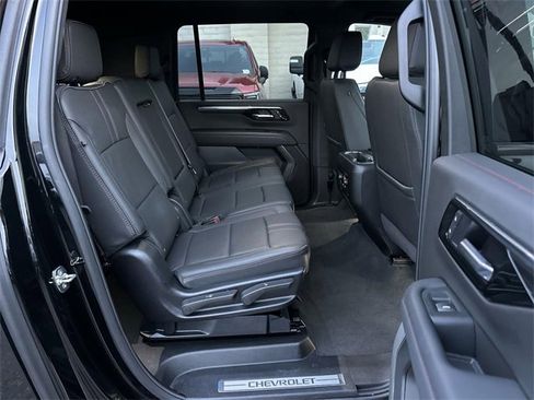 Used 2025 Chevrolet Suburban RST image 25