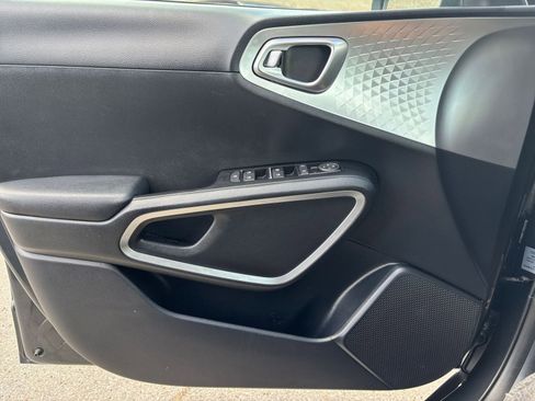 Used 2025 Kia Soul LX w/ LX Technology Package FWD image 18