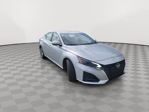 Used 2023 Nissan Altima 2.5 SV image 2