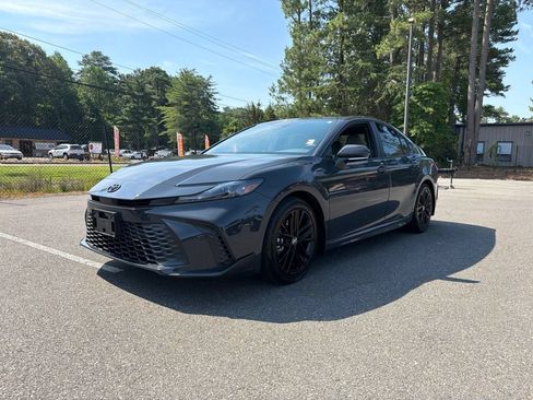 Used 2025 Toyota Camry SE w/ Convenience Package FWD image 2