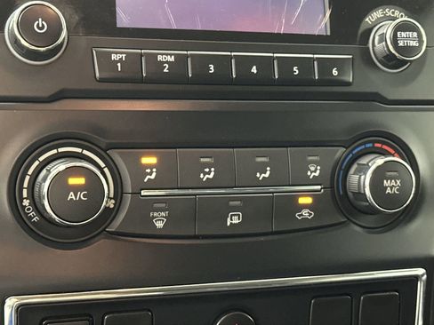 Used 2018 Nissan Titan SV image 23