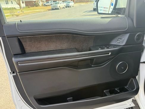 Used 2021 Ford Expedition Limited AWD/4WD image 9