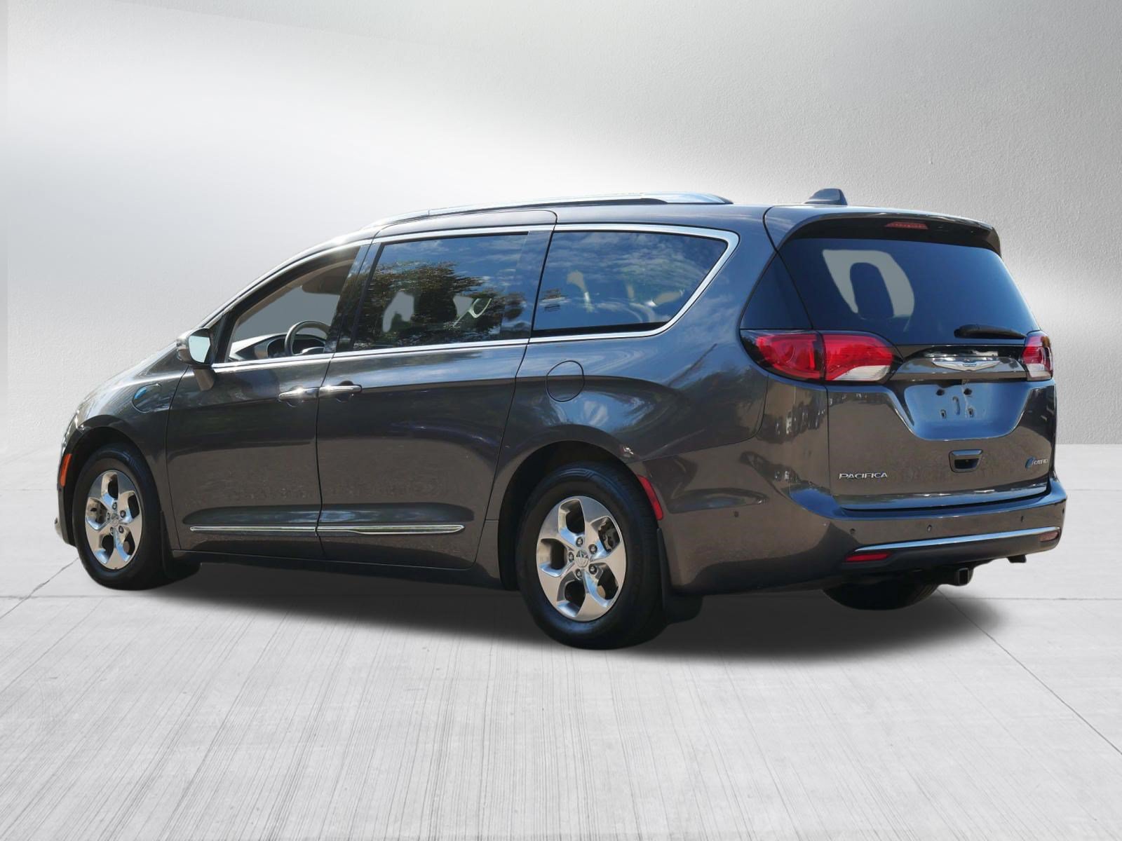 Used 2018 Chrysler Pacifica Limited w/ Advanced Safetytec Group FWD image 5