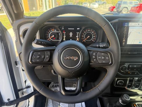 Used 2024 Jeep Gladiator Sport image 12