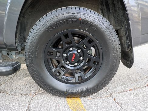 Used 2022 Toyota 4Runner SR5 Premium w/ Moonroof Package RWD image 15