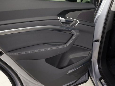 Used 2022 Audi e-tron Premium Plus w/ Premium Plus Package image 47