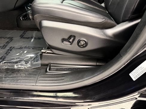 Used 2025 Chrysler Pacifica Select FWD image 13