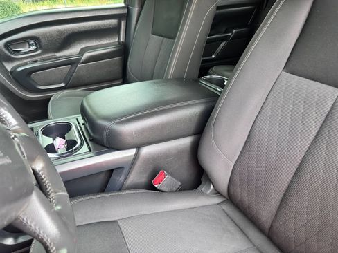 Used 2018 Nissan Titan SV w/ SV Convenience Package AWD/4WD image 18