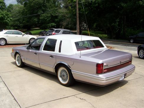 Used 1991 Lincoln Town Car Signature RWD image 2