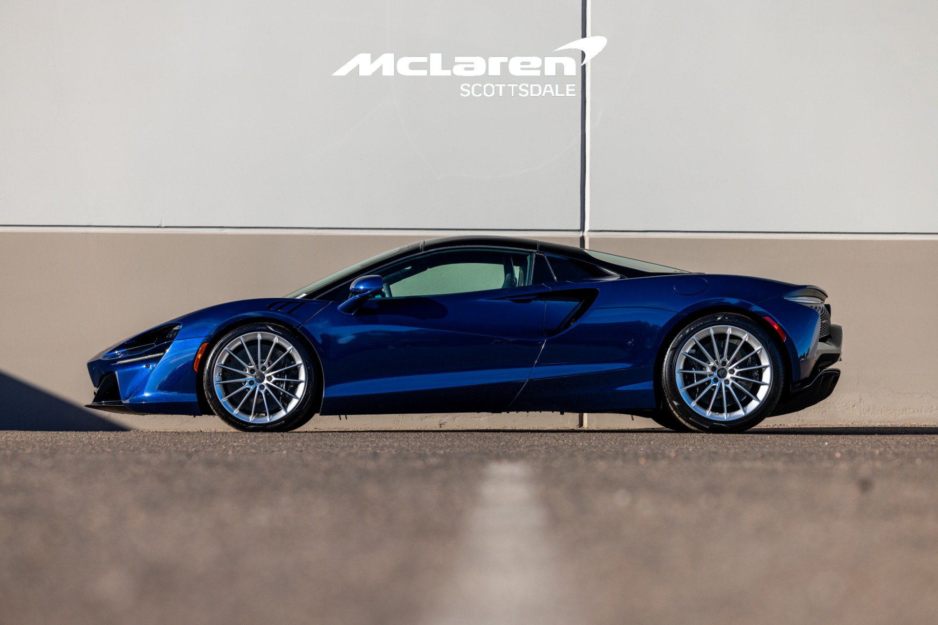 Used 2025 McLaren Artura Spider RWD image 6