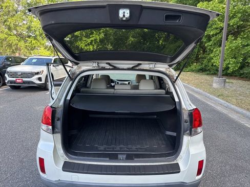 Used 2010 Subaru Outback 2.5i Premium AWD/4WD image 7