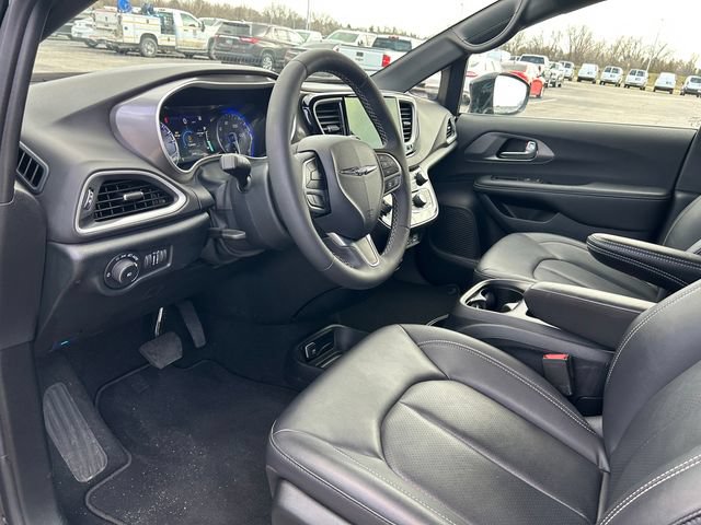 Used 2025 Chrysler Pacifica Select FWD image 45