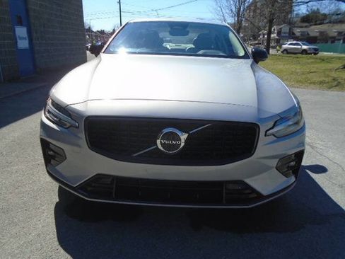 Used 2025 Volvo S60 B5 Core image 4