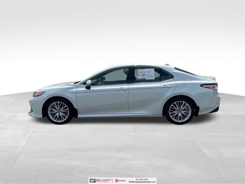 Used 2019 Toyota Camry XLE w/ Navigation Package FWD image 2