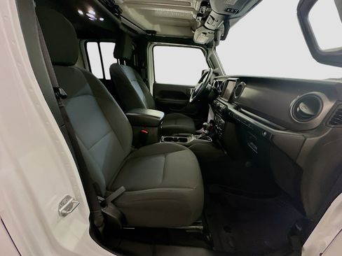 Used 2023 Jeep Wrangler Unlimited w/ Cold Weather Group image 32