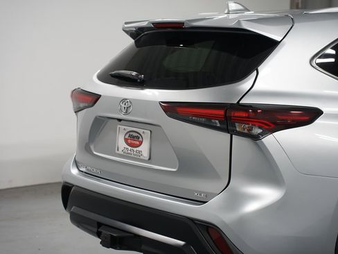 Certified 2024 Toyota Highlander XLE image 9
