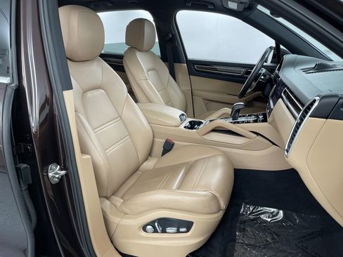 Used 2019 Porsche Cayenne Premium w/ Adaptive Cruise Con image 36