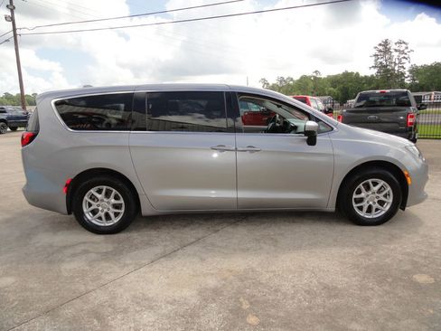 Used 2017 Chrysler Pacifica LX FWD image 5