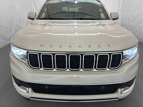Used 2022 Jeep Wagoneer Series III w/ Premium Group I AWD/4WD image 2