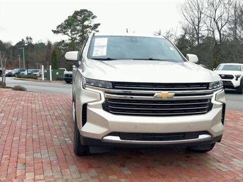 Used 2022 Chevrolet Suburban LT image 6
