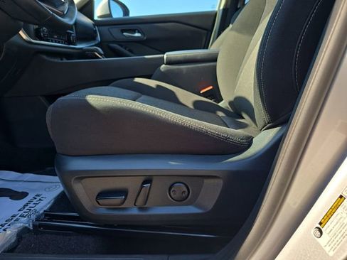 Used 2025 Nissan Rogue SV FWD image 34