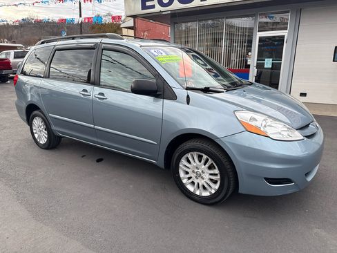 Used 2010 Toyota Sienna LE image 1