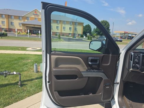 Used 2016 Chevrolet Silverado 1500 LTZ Z71 w/ LTZ Plus Package AWD/4WD image 19