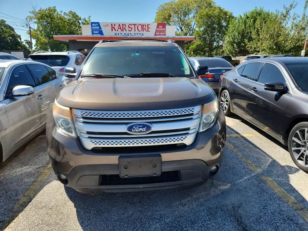 Used 2015 Ford Explorer XLT w/ Equipment Group 202A FWD image 2