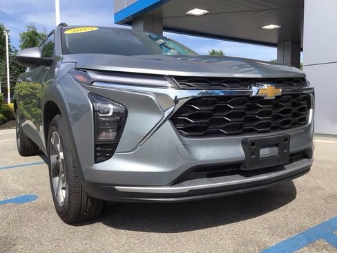 Used 2025 Chevrolet Trax LT FWD image 44