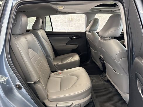 Certified 2024 Toyota Highlander XLE image 46