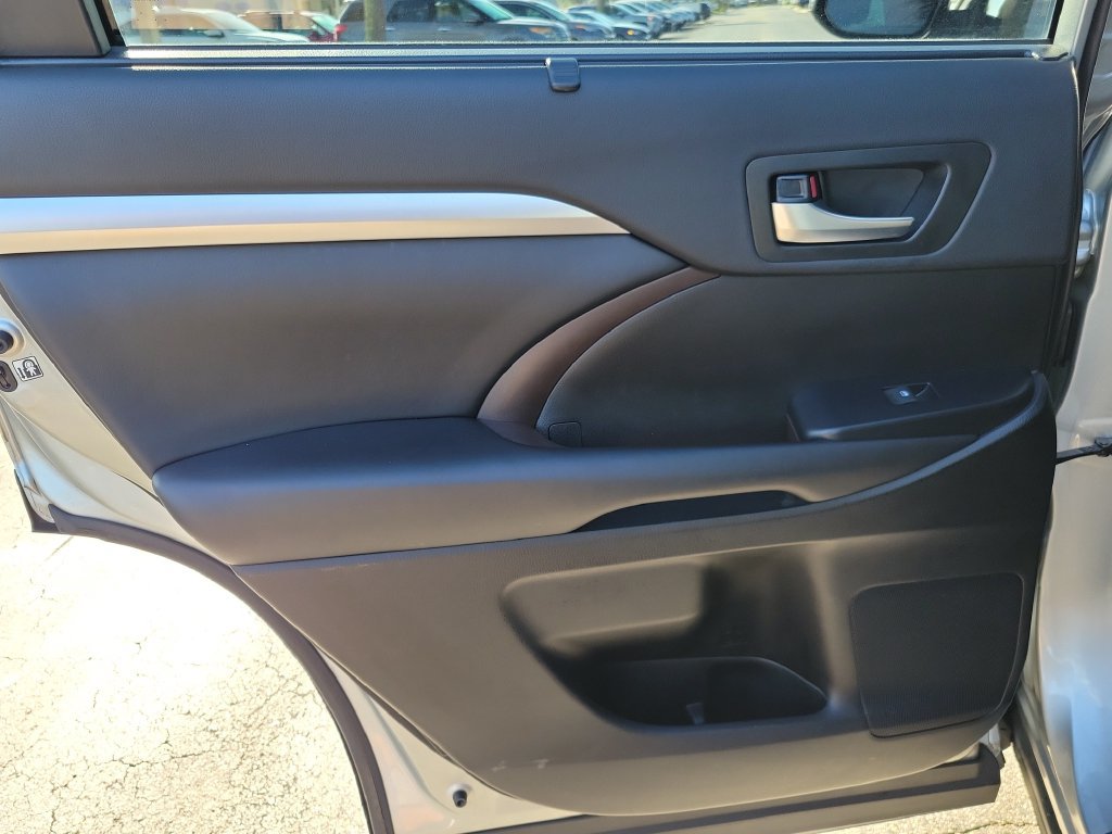 Used 2019 Toyota Highlander XLE FWD image 14