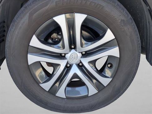 Used 2018 Toyota RAV4 LE FWD image 9