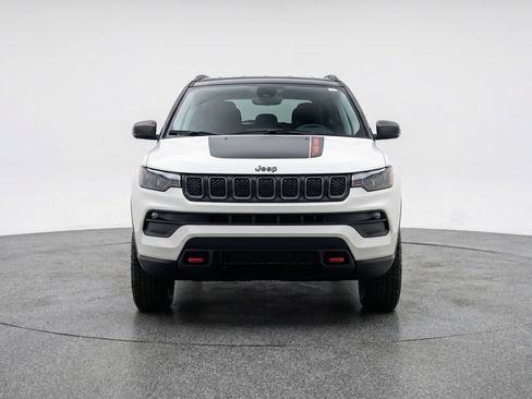 Used 2025 Jeep Compass Trailhawk w/ Trailer Tow Group AWD/4WD image 2