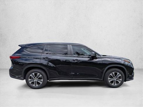 Used 2023 Toyota Highlander XLE image 2