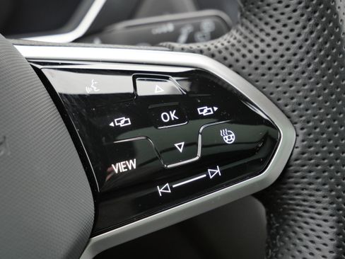 Certified 2022 Volkswagen Tiguan SEL R-Line image 32