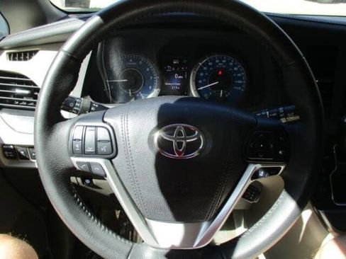 Used 2018 Toyota Sienna XLE image 32
