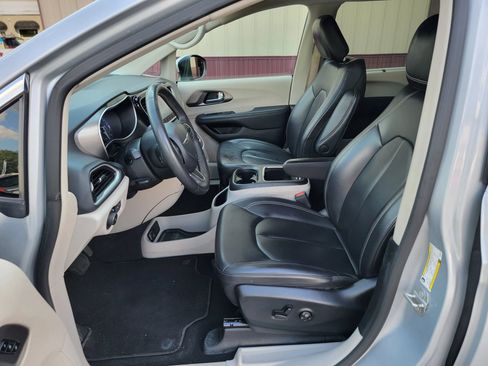 Used 2023 Chrysler Pacifica Touring-L FWD image 10