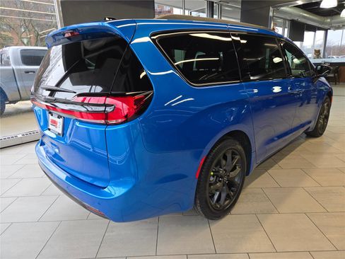 New 2026 Chrysler Pacifica Select w/ S Appearance Package image 8