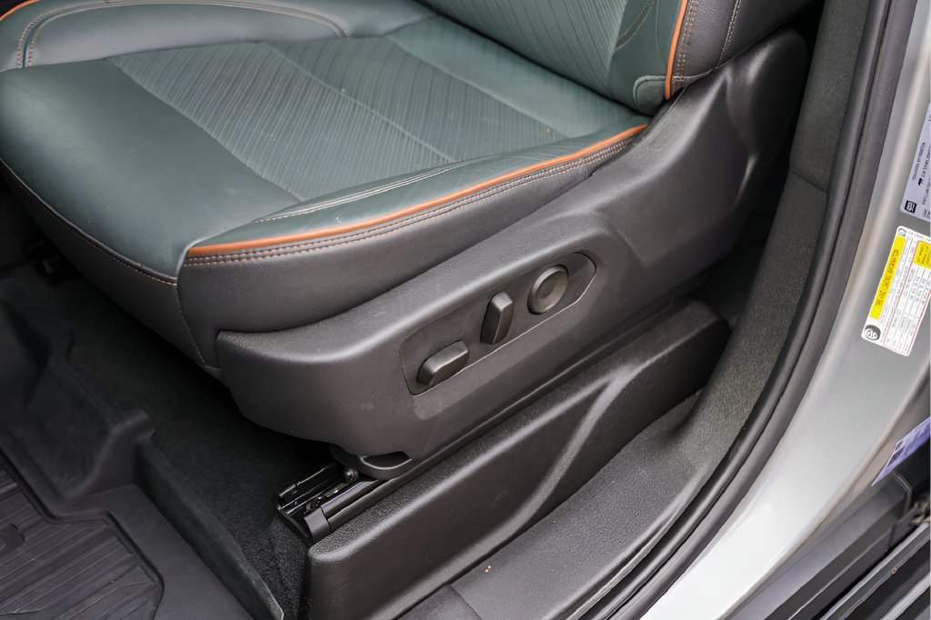 Used 2025 GMC Yukon XL AT4 w/ AT4 Premium Plus Package AWD/4WD image 8