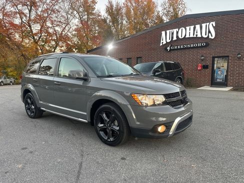 Used 2020 Dodge Journey Crossroad image 1