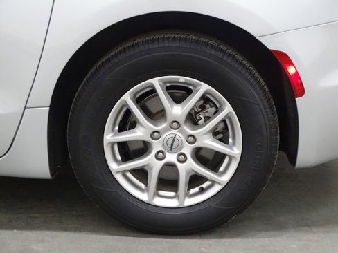 Used 2024 Chrysler Pacifica Touring-L image 43