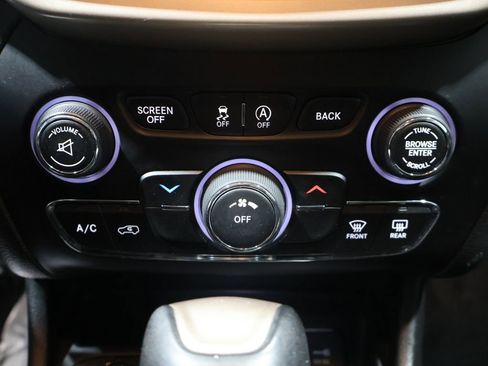 Used 2018 Jeep Cherokee Latitude w/ Cold Weather Group image 29