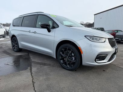 New 2026 Chrysler Pacifica Select w/ S Appearance Package